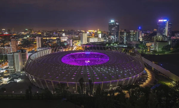 Kiev, Ukrayna - 18 Haziran: Tam stadyum konser Okean Elzy üzerinde 18 Haziran 2016 yılında Milli Güvenlik Olimpiyskiy taraftarlara. Kyiv, Ukrayna