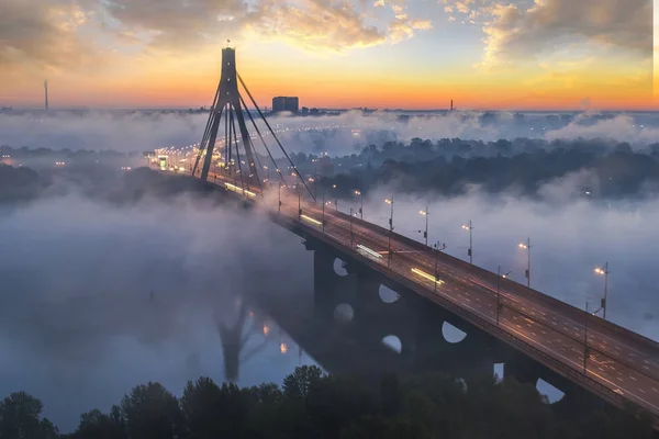 Московський міст в туман, Київ, Україна — стокове фото