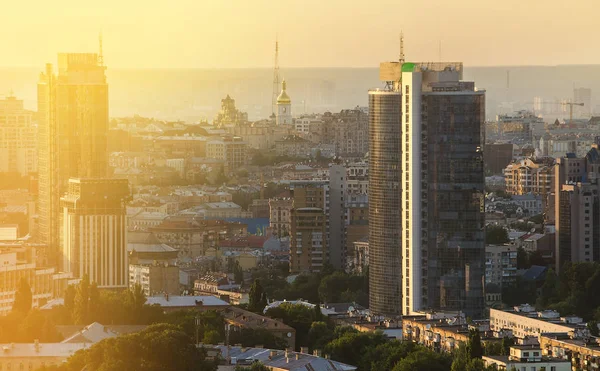 Paisaje urbano al atardecer. Kiev, Ucrania — Foto de Stock