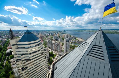 Sabah Nehri Dnieper, üzerinde binalar su Dnepropetrovsk, Ukrayna yansıtıyordu. .