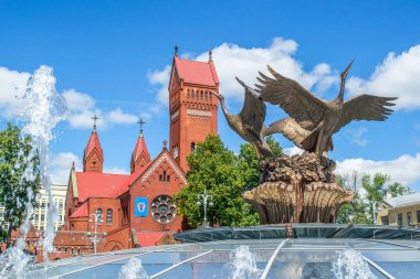 Minsk, Beyaz Rusya - 06 Mayıs 2016: Çeşme ve Belarus, Minsk, Belarus bağımsızlık Meydanı hükümet evi.