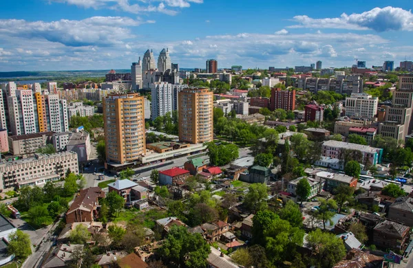 Sabah Nehri Dnieper, üzerinde binalar su Dnepropetrovsk, Ukrayna yansıtıyordu. .