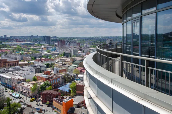 Tidig morgon vid floden Dnjepr, byggnader återspeglas i vattnet Dnepropetrovsk, Ukraina . — Stockfoto