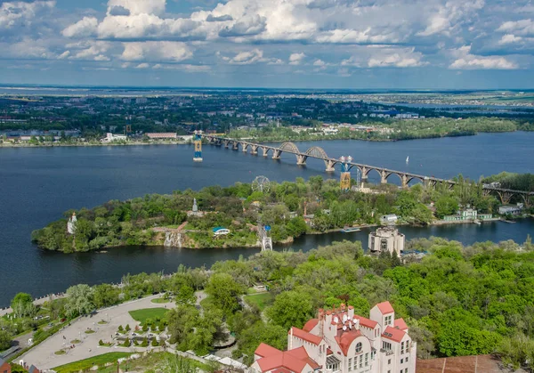 Sabah Nehri Dnieper, üzerinde binalar su Dnepropetrovsk, Ukrayna yansıtıyordu. .