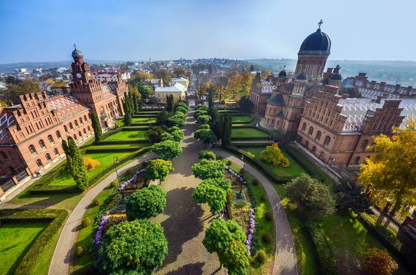 Chernivtsi, Ukrajna - 2017. március 16.: A rezidens Chernivtsi nemzeti Egyetem. A három szeminárium temploma is szentek. Szemináriumi épület. — Stock Fotó