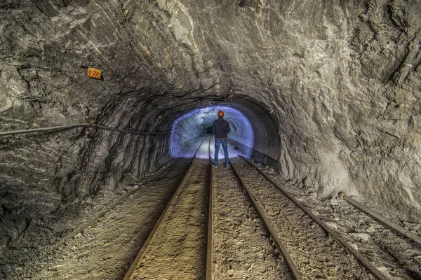 Górnik w podziemiach kopalni ze światłem w kopalni Stebnik, Ukraina — Zdjęcie stockowe