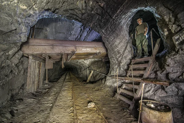 Minero en la mina subterránea con luz en la mina Stebnyk, Ucrania — Foto de Stock