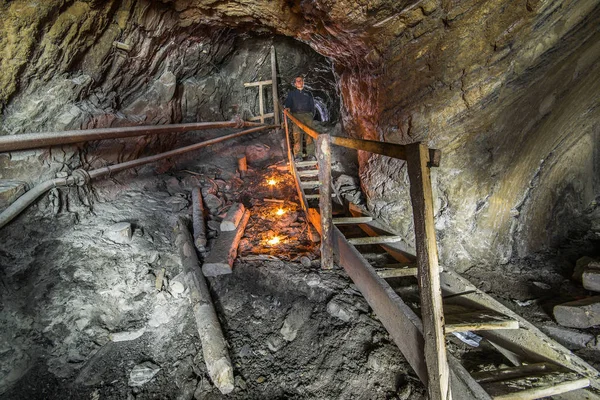 Horník v podzemí dolu se světlem v mém Stebnyk, Ukrajina — Stock fotografie