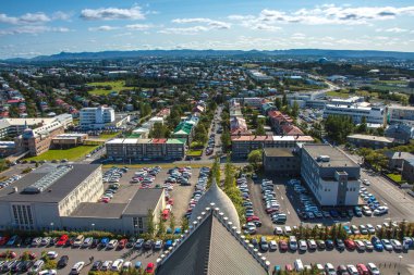 Summerfrom tanımlıkHallgrimskirkja Kilisesi, İzlanda üst Merkezi Reykjavik şehir görüntüsü.