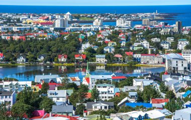 Sahne görünümünü Reykjavik İzlanda sermaye şehir yaz sezonu.