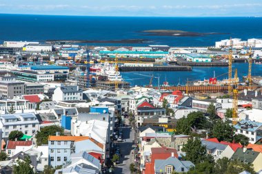 Summerfrom tanımlıkHallgrimskirkja Kilisesi, İzlanda üst Merkezi Reykjavik şehir görüntüsü.