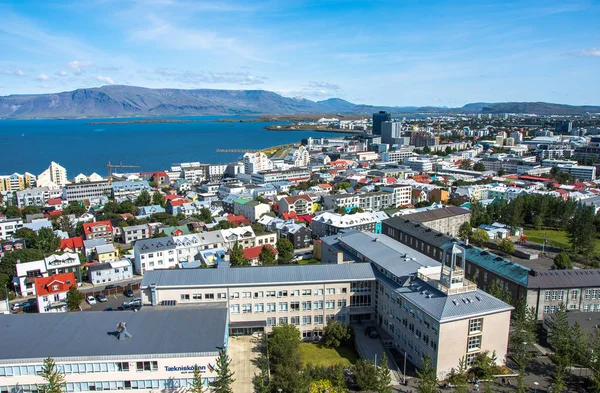 Güzel süper geniş açı havadan görünümü Reykjavik, İzlanda'nın liman ve manzarası dağlar ve şehrin ötesinde hallgrimskirja gözlem kulesinden gördüm