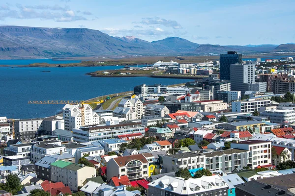 Güzel süper geniş açı havadan görünümü Reykjavik, İzlanda'nın liman ve manzarası dağlar ve şehrin ötesinde hallgrimskirja gözlem kulesinden gördüm