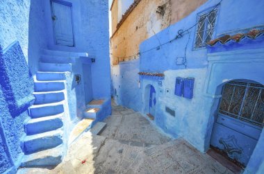 Medine: Chefchaouen, Morocco, merdivenlerde yoIda. Chefchaouen veya Chaouen bu eski kasaba evlerinde çarpıcı boyanır bilinir, değişik renkli mavi