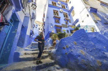 Mavi: Chefchaouen, Morocco sokaklarda yürüyen mutlu wonem.