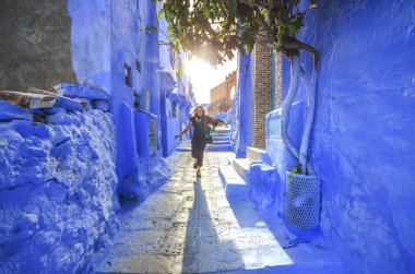 Mavi: Chefchaouen, Morocco sokaklarda yürüyen mutlu wonem.