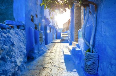 Günbatımı ile yıldız ışınlar, ünlü mavi şehir: Chefchaouen, Morocco.