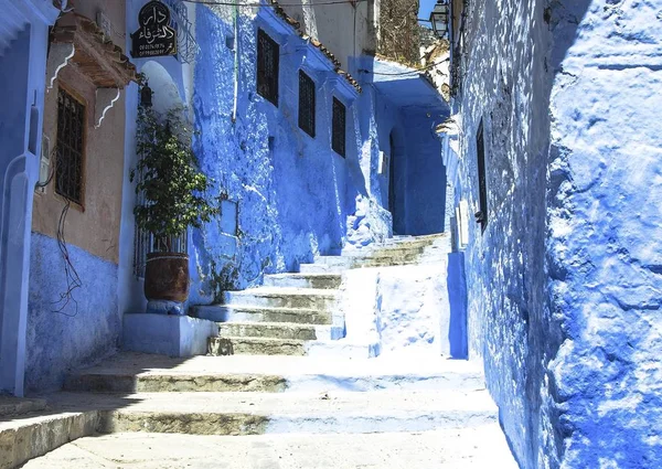 Calle con escaleras en Medina de Chefchaouen, Marruecos. Chefchaouen o Chaouen se sabe que las casas en este casco antiguo están pintadas en el llamativo tono azul — Foto de Stock