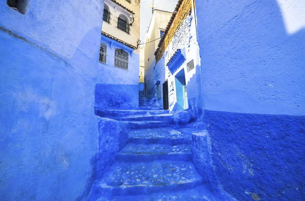 Улица с лестницей в Медине Фашауэн, Моррехо. Chefchaouen или Chaouen известно, что дома в этом старом городе окрашены в яркие, по-разному синий Hued — стоковое фото