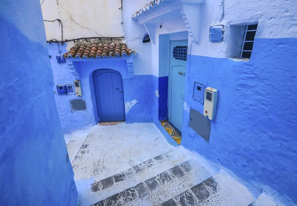 Calle con escaleras en Medina de Chefchaouen, Marruecos. Chefchaouen o Chaouen se sabe que las casas en este casco antiguo están pintadas en el llamativo tono azul — Foto de Stock