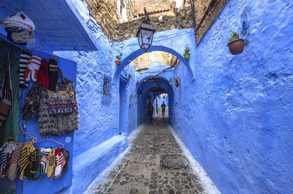 Pared azul y escalera decoradas con macetas de colores . — Foto de Stock