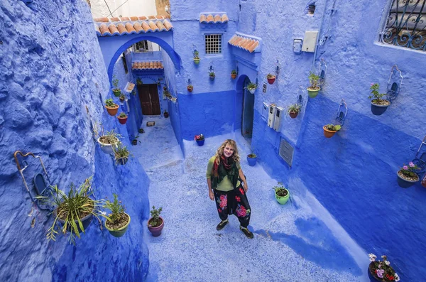 Turist seatting mavi sokaklarda: Chefchaouen, Morocco.