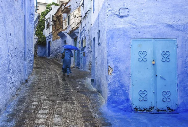 Tipik Fas giyim, kadın: Chefchaouen şehir bir sokakta yürürken.