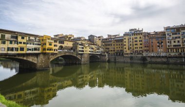Ponte Vecchio, İtalya, Floransa 'daki Arno nehri üzerinde.