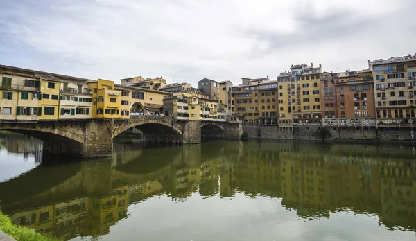 Ponte Vecchio, İtalya, Floransa 'daki Arno nehri üzerinde.
