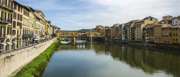 Ponte Vecchio, İtalya, Floransa 'daki Arno nehri üzerinde.