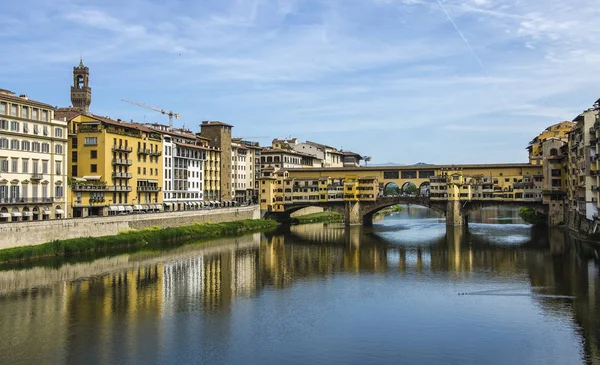 Ponte Vecchio sur la rivière Arno à Florence, Italie — Photo