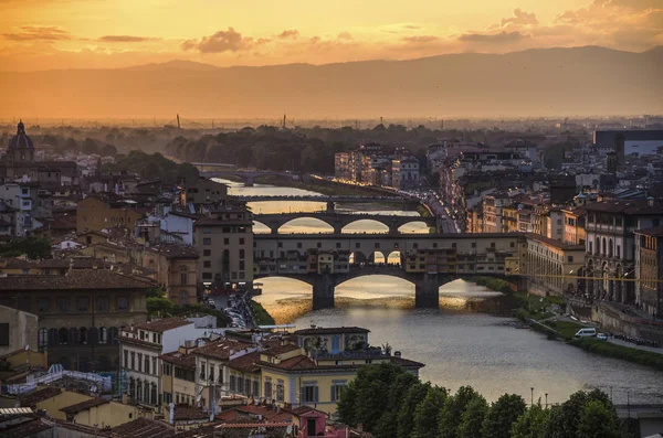 フィレンツェの日没で、イタリアのアルノ川にかかる橋 — ストック写真