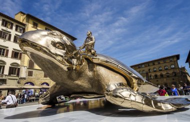 Floransa, İtalya Palazzo Vecchio yakınındaki altın kaplumbağa Anıtı