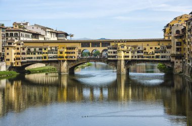 Ponte Vecchio, İtalya, Floransa 'daki Arno nehri üzerinde.