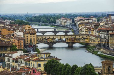Ponte Vecchio, İtalya, Floransa 'daki Arno nehri üzerinde.