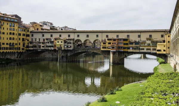 Ponte Vecchio, İtalya, Floransa 'daki Arno nehri üzerinde.