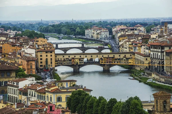 フィレンツェ,イタリアのアルノ川の上のポンテ・ヴェッキオ — ストック写真