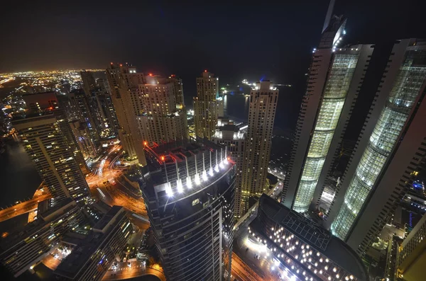 Gece Dubai Marina 'sı