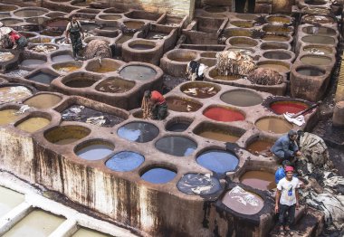 Boya tencere deri Tabakhane, Medine, Fes el Bali, Fez, Fas, tanner olarak çalışan adam.