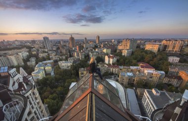 Kiev, Ukrayna modern binanın çatısında kadın seatting