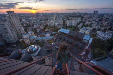 Kiev, Ukrayna modern binasında çatıda duran kadın