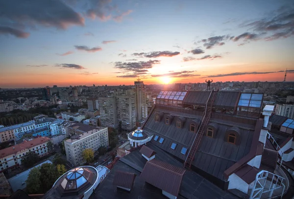 Панорамний вид з сучасного міста Києва. На даху готелю sunset, Київ — стокове фото