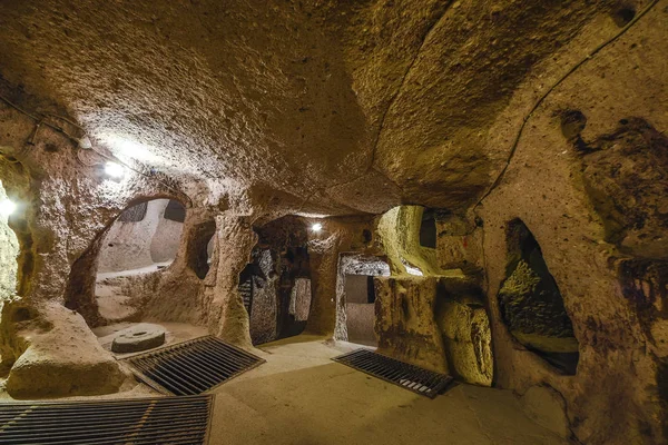 La ciudad subterránea de Derinkuyu es una antigua ciudad cueva de varios niveles en Capadocia, Turquía . — Foto de Stock