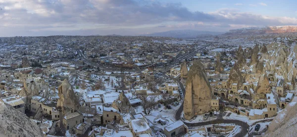 Широкая панорама Каппадокии - зимний закат в горах . — стоковое фото