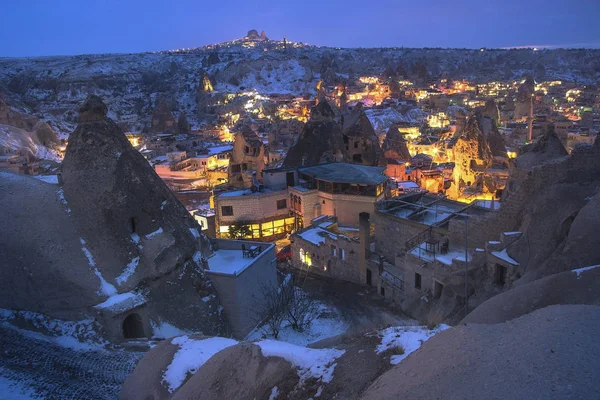 Великое туристическое место Каппечия - в ночное время с красивым светом. Goreme, Cappfucia, Турция — стоковое фото