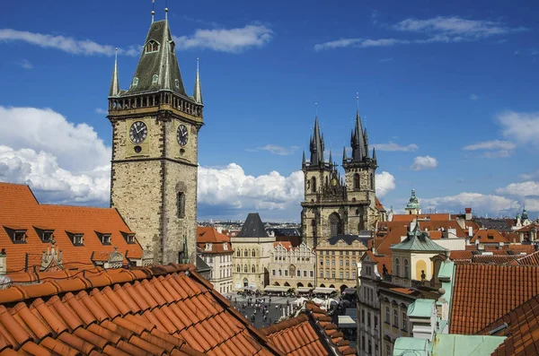 Case con tetti rossi tradizionali a Praga Piazza della Città Vecchia nella Repubblica Ceca — Foto Stock