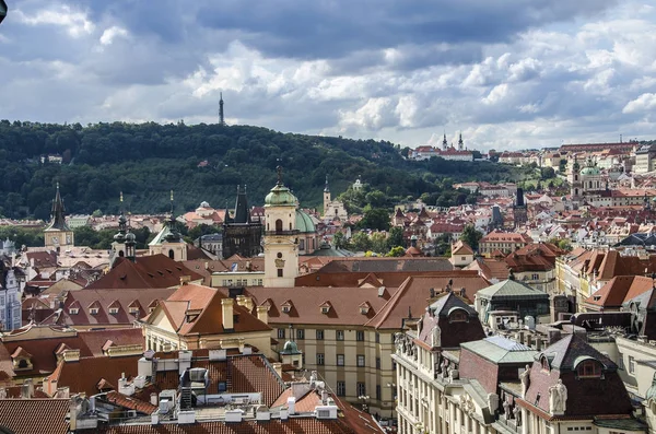 Praga Piazza della Città Vecchia e Chiesa della Madre di Dio prima di Tyn a Praga, Repubblica Ceca . — Foto Stock