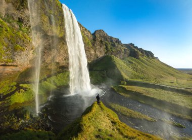 Seljalandsfoss bir Güney İzlanda, Seljalandsfoss, İzlanda'daki en iyi bilinen şelaleler önünde duran turizm