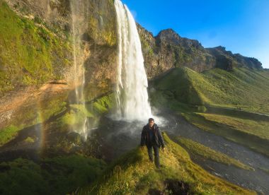 Seljalandsfoss bir Güney İzlanda, Seljalandsfoss, İzlanda'daki en iyi bilinen şelaleler önünde duran turizm