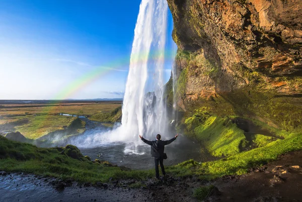 游客站在 Seljalandsfoss 在冰岛南部，Seljalandsfoss，冰岛最著名的瀑布之一 — 图库照片